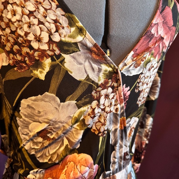 Dramatic Janette Floral Fall Maxi Gown Size Medium - Picture 4 of 7